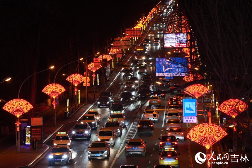 在長春市延安大街,喜慶的“紅扇”綿延整條街路。人民網記者 李洋攝