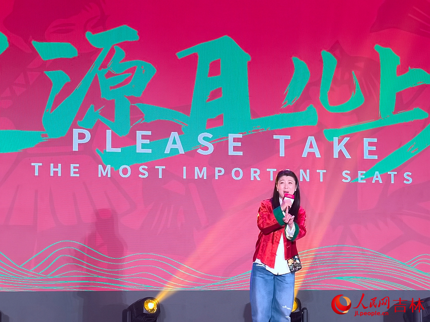 國家一級演員、著名二人轉表演藝術家閆學晶傾情演唱。人民網記者 馬俊華攝
