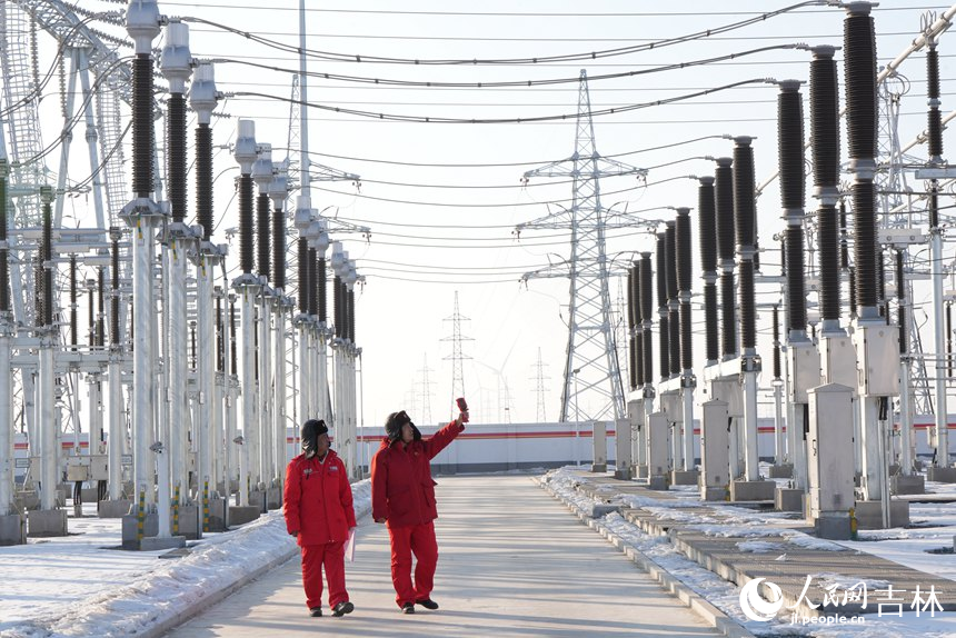 工作人員在風電場220千伏升壓站進行日常巡檢。人民網記者 李洋攝