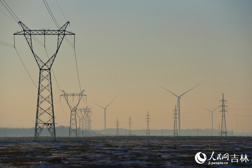 圖為風電場內全長153公里的集電線路。人民網記者 李洋攝