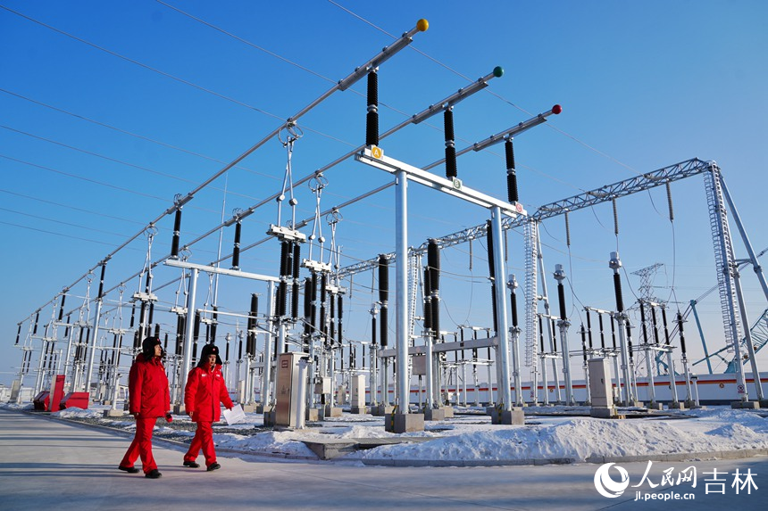 工作人員在風電場220千伏升壓站進行日常巡檢。人民網記者 李洋攝