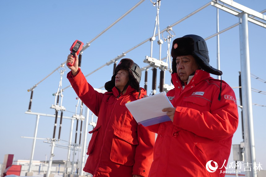 工作人員在風電場220千伏升壓站進行日常巡檢。人民網記者 李洋攝