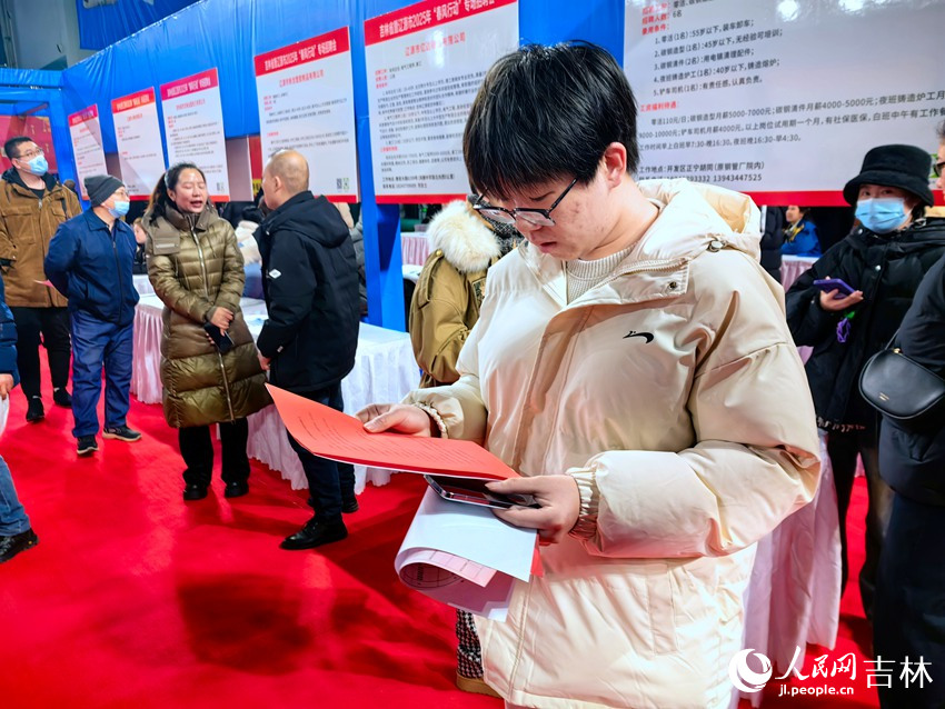 求職者仔細查看用人單位的招聘信息。人民網記者 王海躍攝