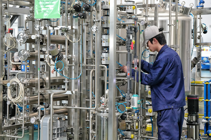 在吉林楚天華通醫藥設備有限公司容器生產車間，工人對設備電路進行整理檢查。人民網記者 李洋攝
