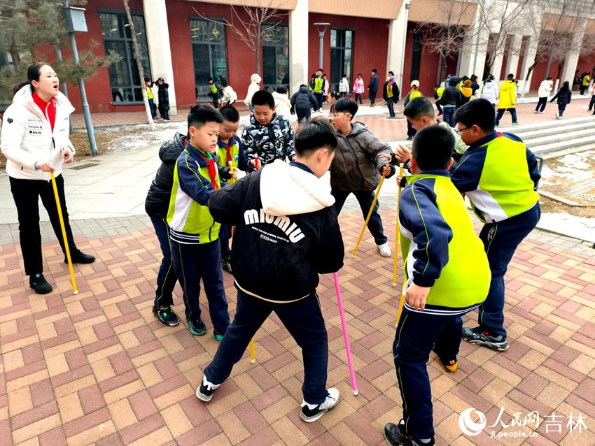 學生們跟隨老師的節奏玩起“不倒森林”游戲。人民網記者 關思聰攝