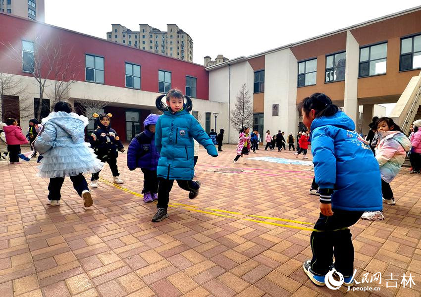 女孩子們在跳皮筋。人民網記者 關思聰攝