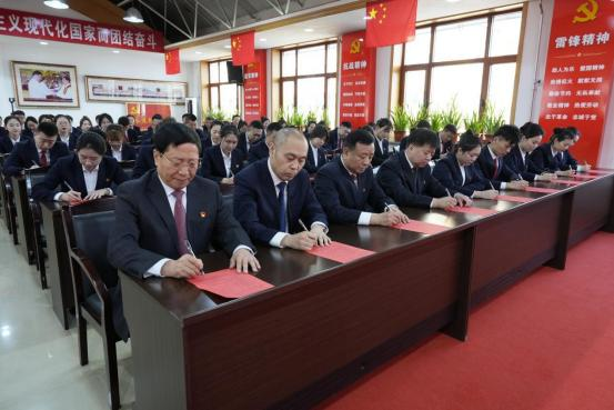 在白山方大集團紀念“3·15國際消費者權益日”暨“白山方大誠信日”慶祝大會上,全體員工簽訂《誠信承諾書》