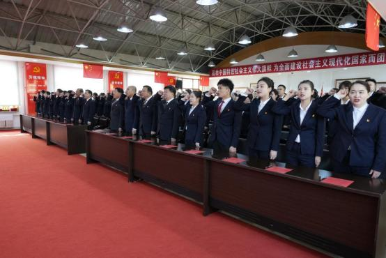 在白山方大集團六樓會議室,120余名來自不同崗位的員工,舉起右拳莊嚴宣誓
