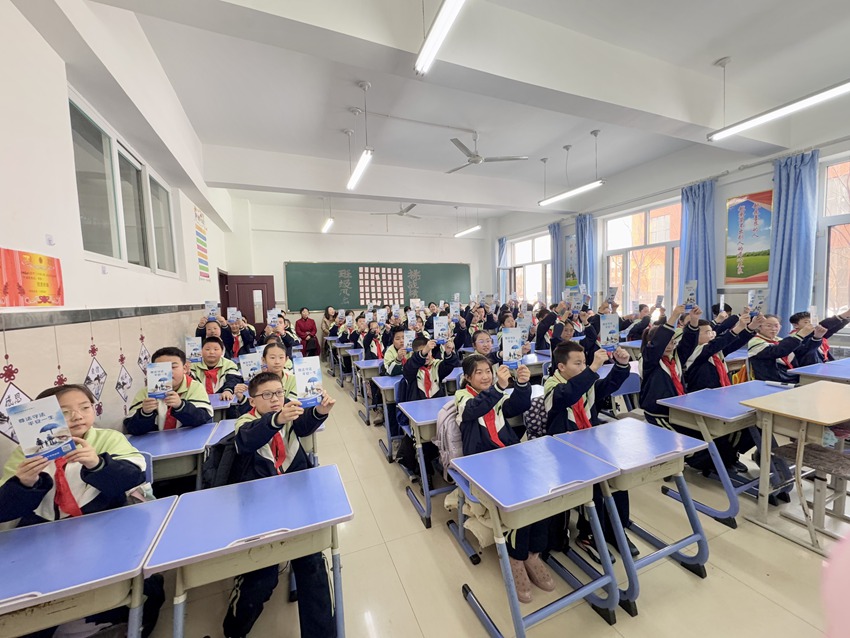四平市第三中學附屬小學學生們收到《尊法守法，平安一生》宣傳手冊。