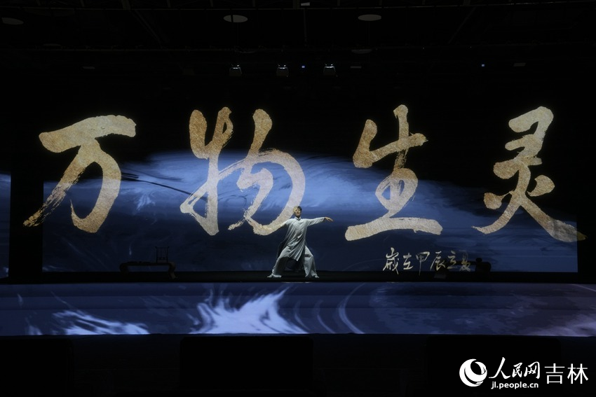 人民網自主開發的國內首臺AI展示體驗劇《白澤的奇幻旅程》。人民網記者 李洋攝