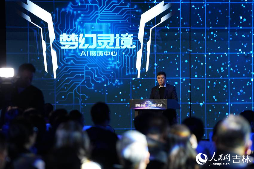 長春知行合一動漫有限公司董事長李巖松圍繞“新視覺技術與人工智能文化產業發展新趨勢”進行主旨演講。人民網記者 李洋攝