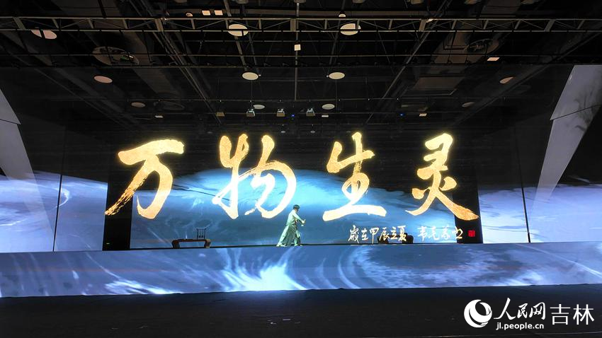 人民網自主開發的國內首臺AI展示體驗劇《白澤的奇幻旅程》。人民網 石天蛟攝