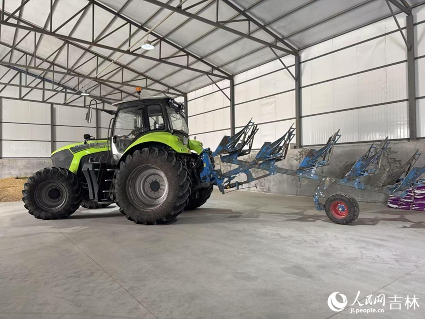 鳳財農機專業合作社的庫房內，搭載車載北斗導航系統的重型大馬力拖拉機已整裝待發。人民網記者 李思玥