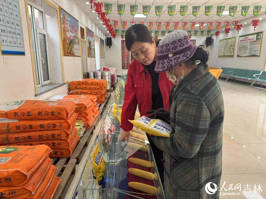 銷售人員介紹著每個種子品種的特性，幫助他們挑選最適宜種植的種子。人民網記者 李思玥