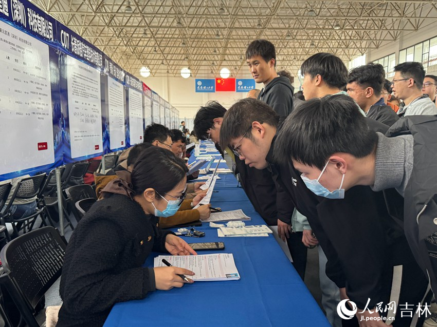 招聘會現場名企優崗齊聚。人民網記者 李思玥攝