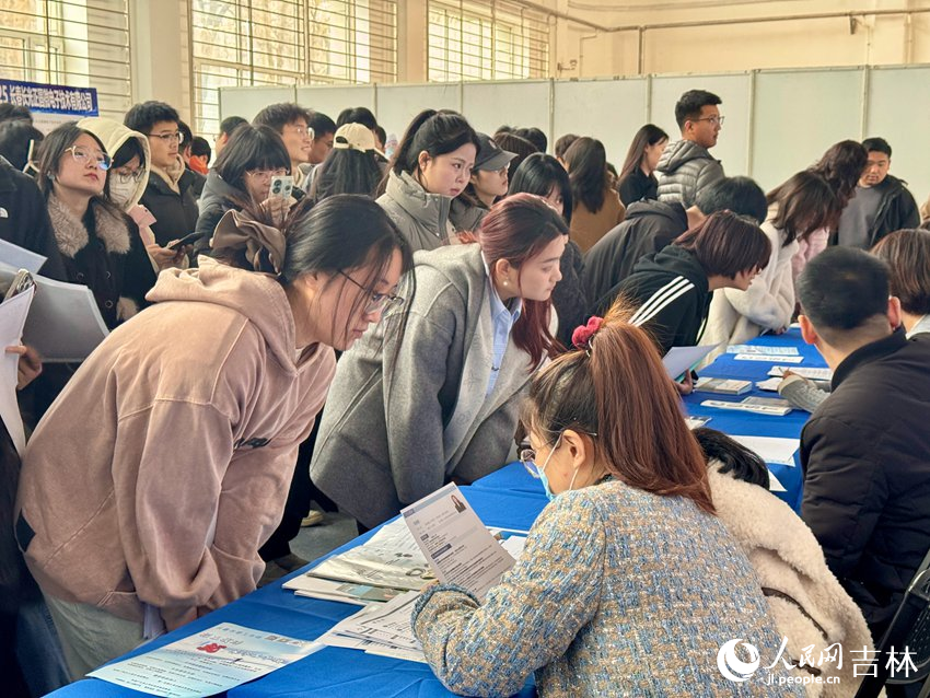 招聘會現場，前來咨詢招聘信息的學生排起了長隊。人民網記者 李思玥攝