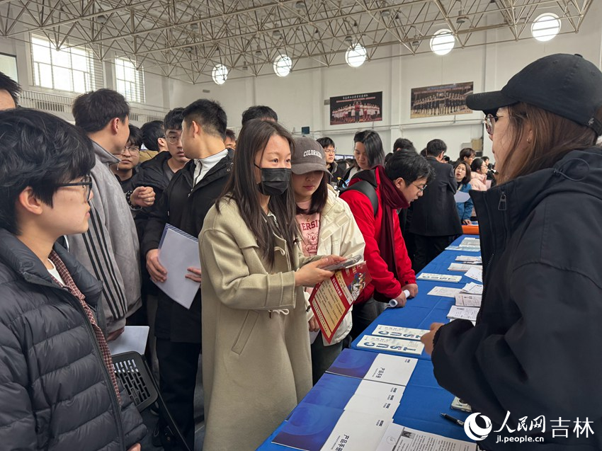 招聘會現場熱鬧非凡，學生們往來穿梭，招聘展位前人潮涌動。人民網記者 李思玥攝