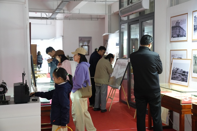觀眾在“百年長春”展覽館內參觀。人民網記者 李洋攝
