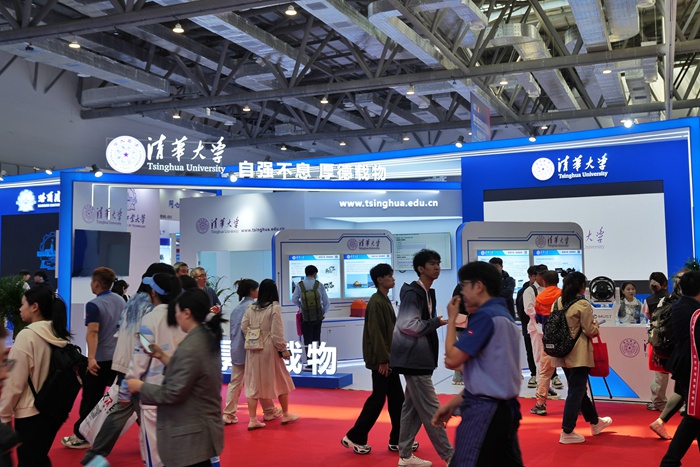 眾多高校在博覽會上展示前沿創新成果。人民網記者 李洋攝