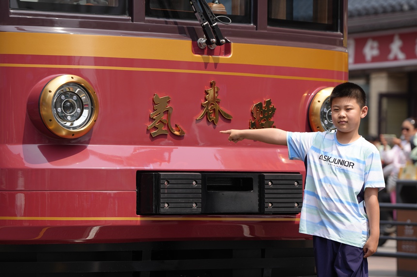 一名小朋友與列車合影。人民網記者 李洋攝