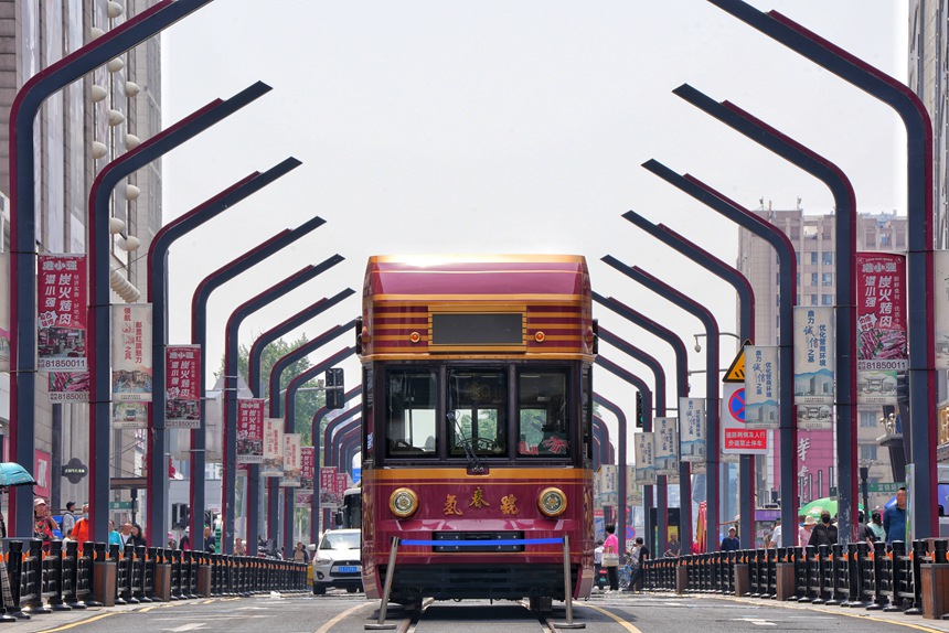 氫能源文旅有軌列車“氫春號”在長春紅旗街亮相。人民網記者 李洋攝