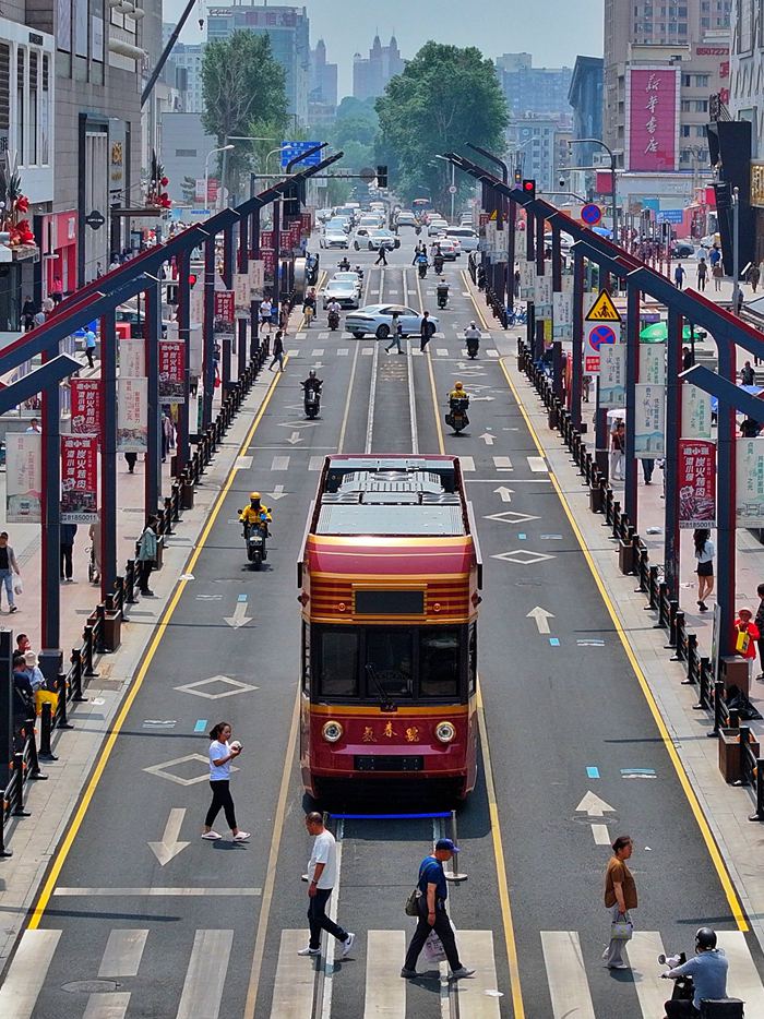 氫能源文旅有軌列車“氫春號”在長春紅旗街亮相。人民網記者 李洋攝