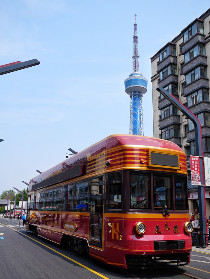 氫能源文旅有軌列車“氫春號”在長春紅旗街亮相。人民網記者 李洋攝