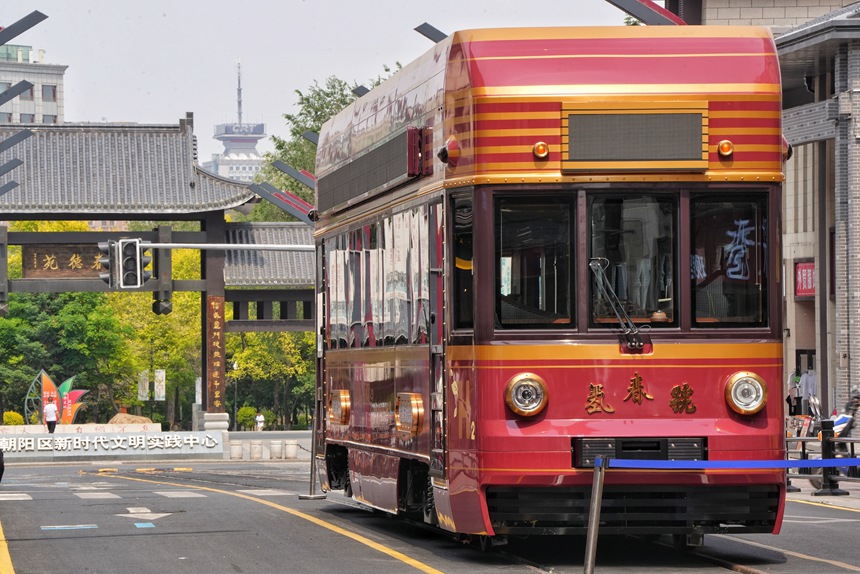 氫能源文旅有軌列車“氫春號”在長春紅旗街亮相。人民網記者 李洋攝