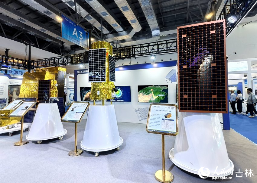 長光衛星展位展出的衛星模型。人民網記者 關思聰攝