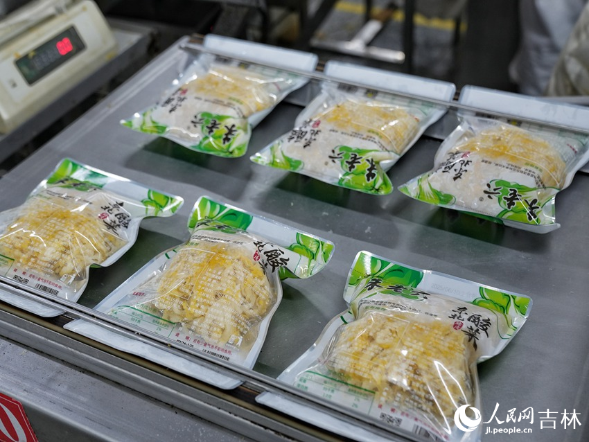 一包包酸菜將被銷往全國各地。人民網記者 李洋攝