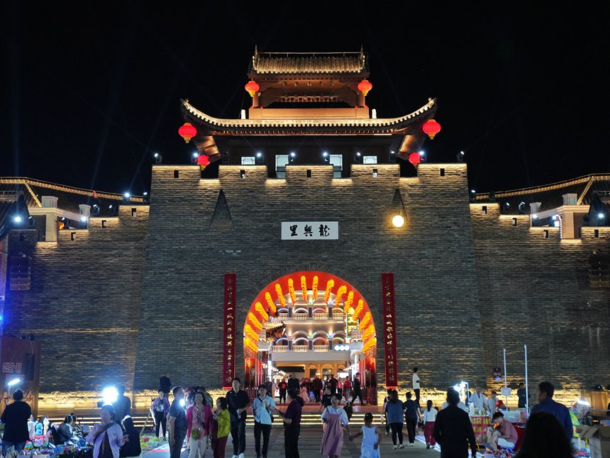 游客在龍興里文旅小鎮游玩。人民網記者 李洋攝