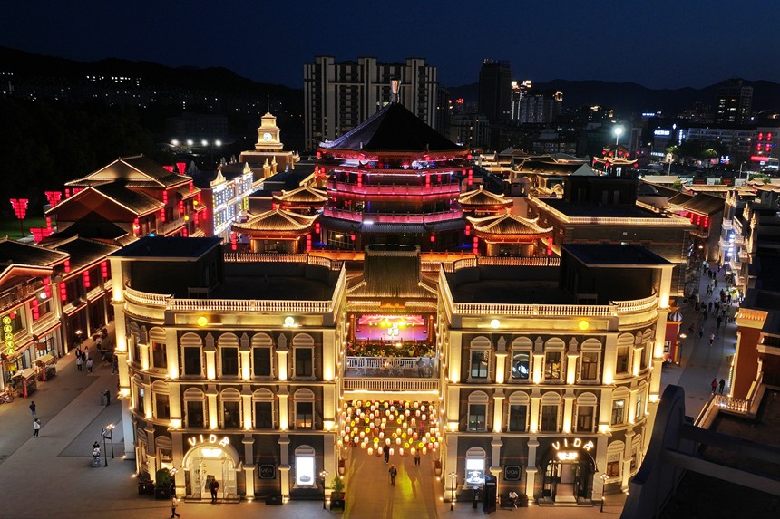 夜晚的龍興里文旅小鎮熱鬧精彩。人民網記者 李洋攝