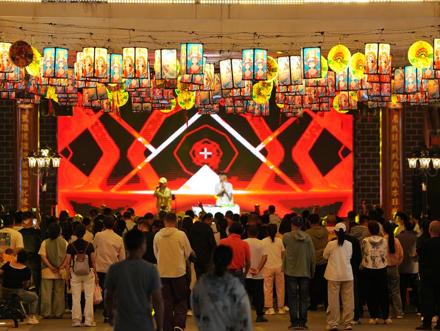 游客在龍興里文旅小鎮欣賞表演。人民網記者 李洋攝