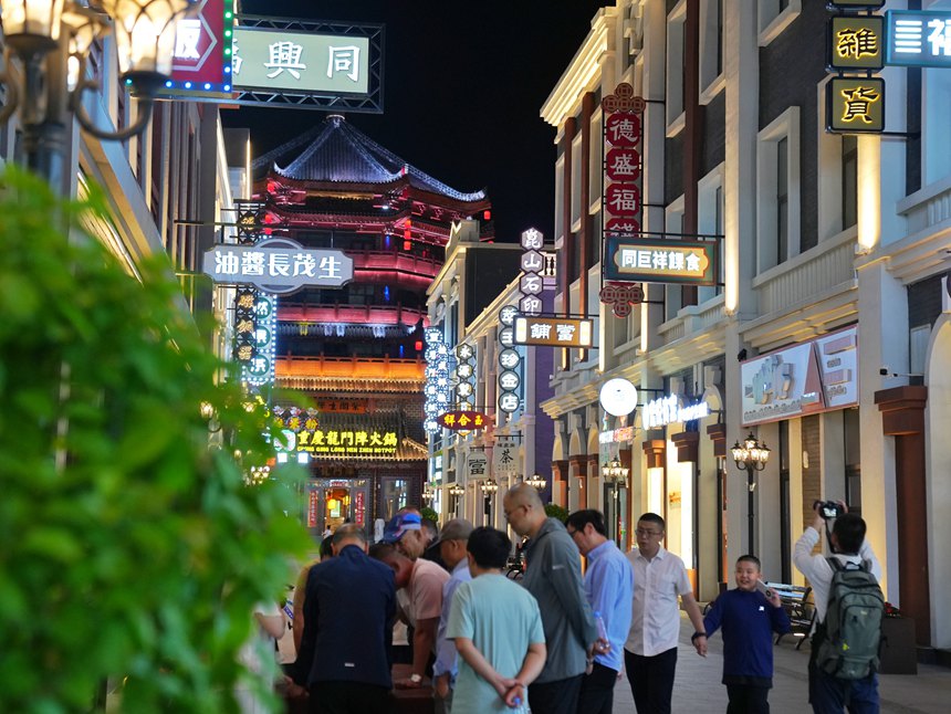 游客在龍興里文旅小鎮游玩。人民網記者 李洋攝
