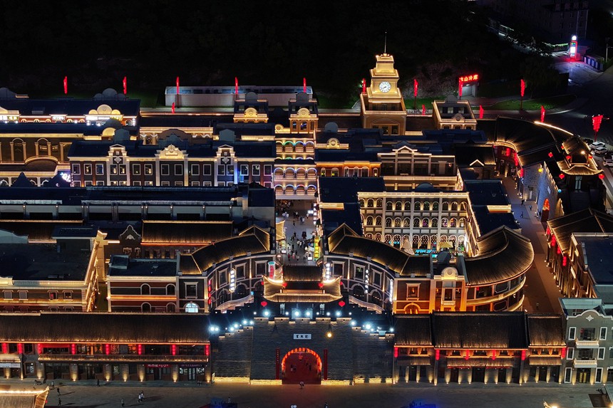 夜晚的龍興里文旅小鎮夜色迷人。人民網記者 李洋攝