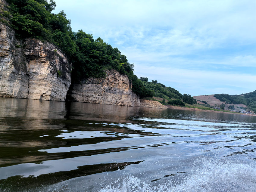 靖宇縣松花江游船沿江美景。人民網記者 王海躍攝
