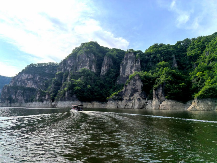 靖宇縣松花江游船沿江美景。人民網記者 王海躍攝