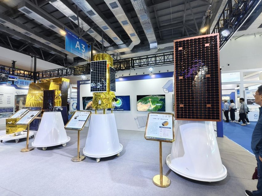 長光衛星展位展出的衛星模型。人民網記者 關思聰攝