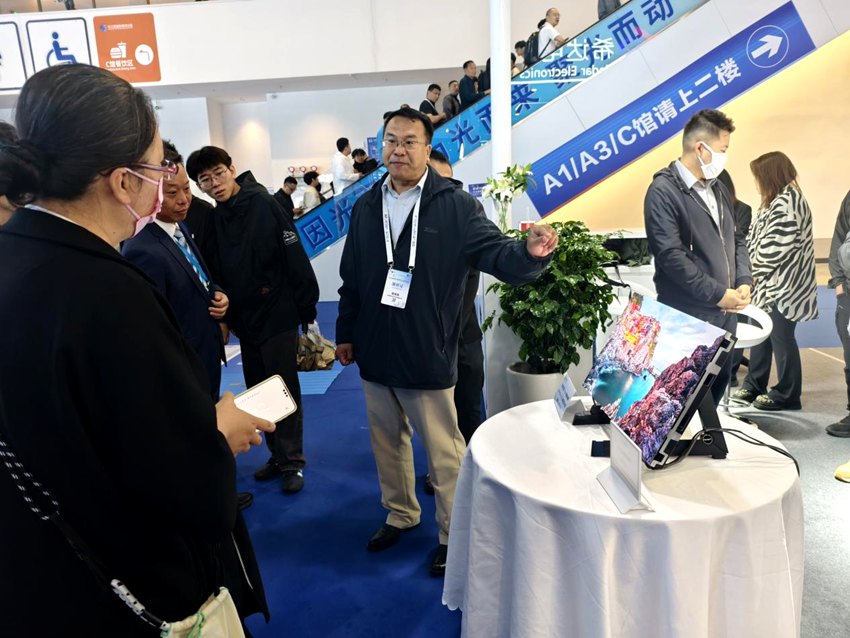 長春希達電子技術有限公司展位前，游客駐足關注。人民網記者 關思聰攝