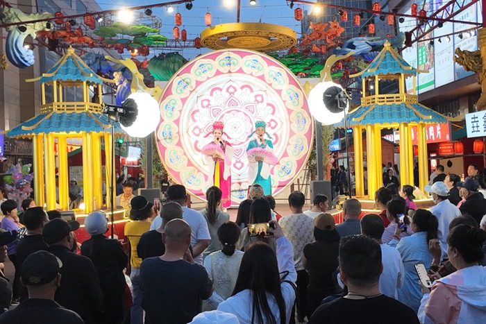 四平市仁興里沉浸式文旅街區上演二人轉表演。