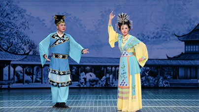 行進中國 |東北二人轉：守正創新“轉”起來！  “為看一場地方戲，貪黑跑出十里地?！边^去，東北人常用這句順口溜來表達對二人轉的喜愛。如今，這樣的景象在吉林四平生動再現。