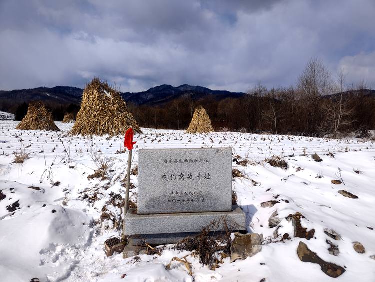 灰狗窩戰跡地遺址村民在文物保護標志牌附近自發樹立紅旗。
