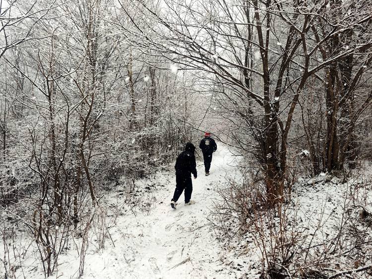 普查隊員冒雪開展遺址測繪工作。