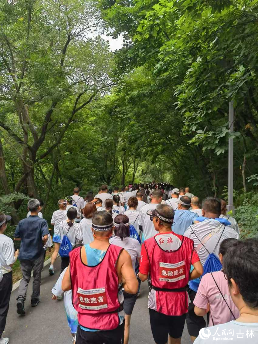 2025長春凈月潭四季歡樂跑夏季賽吸引眾多跑者參賽。人民網記者 馬俊華攝