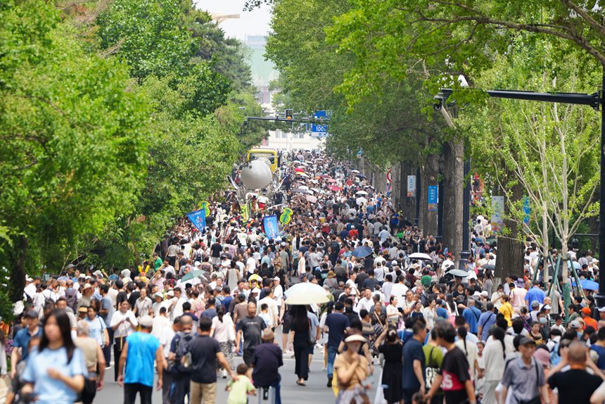 長春新民大街歷史文化街區開街當天，吸引了大批游客前來打卡。人民網記者 李洋攝