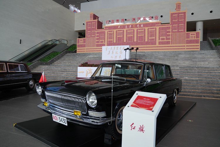 經典的一汽紅旗老爺車。人民網記者 李洋攝