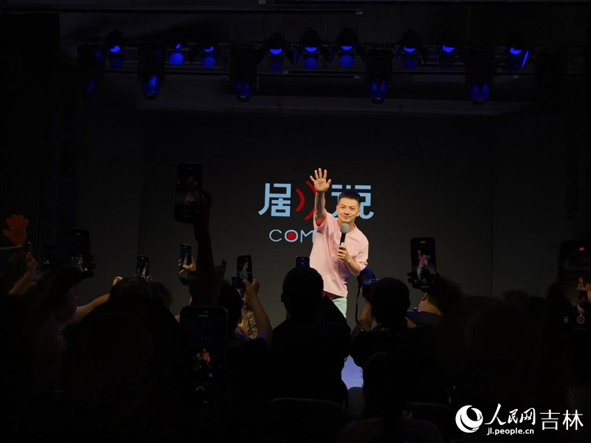 《雪餅猴鐵柱脫口秀》將演出氣氛推向高潮。人民網記者 李思玥攝