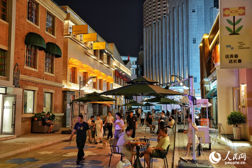 在長春春京西文旅街區，多元的夜間消費場景吸引著市民游客打卡。人民網記者 李洋攝