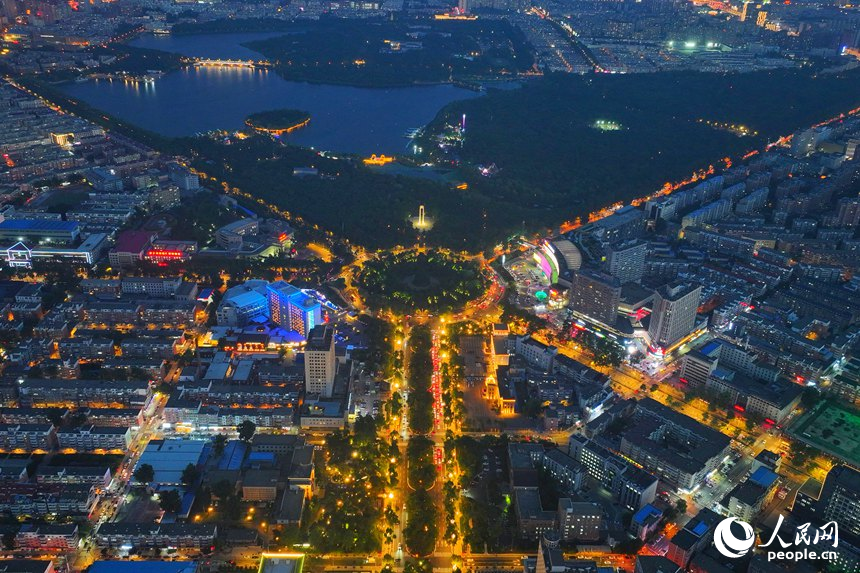 夜色中的新民大街歷史文化街區。人民網記者 李洋攝