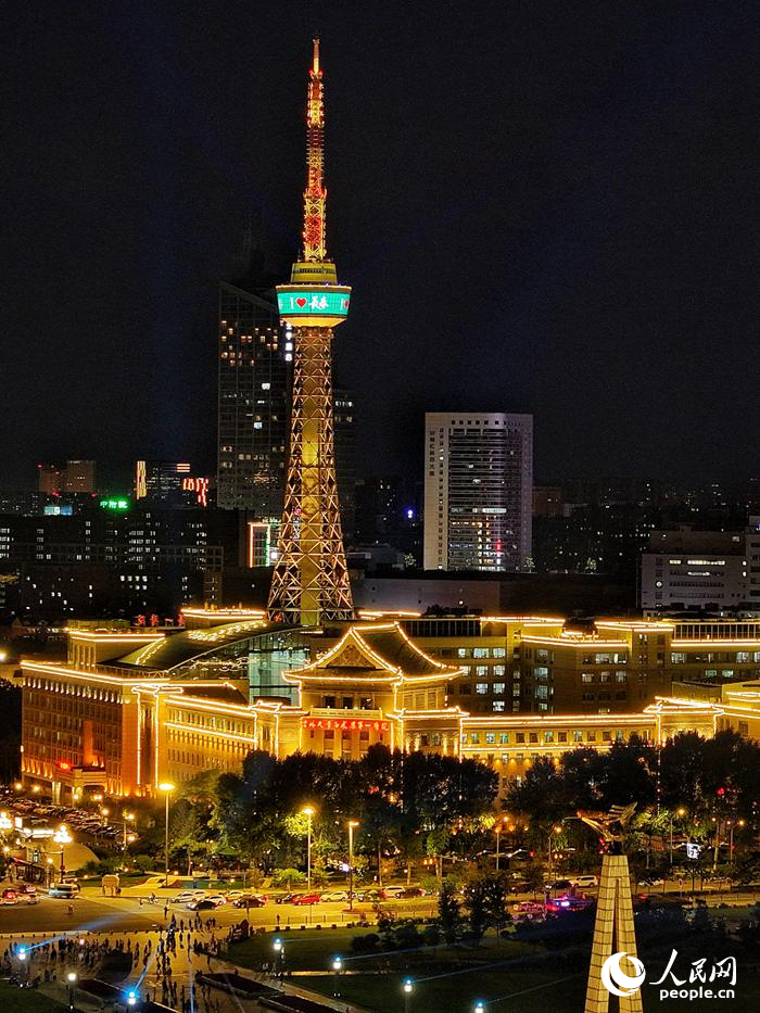 夜晚的長春新民大街歷史文化街區已成為游客游覽打卡的新地標。人民網記者 李洋攝